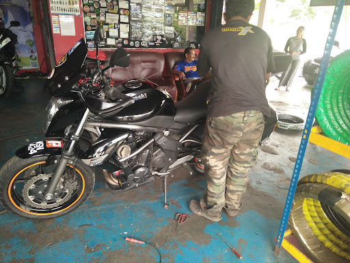 Four Bikerz Garage